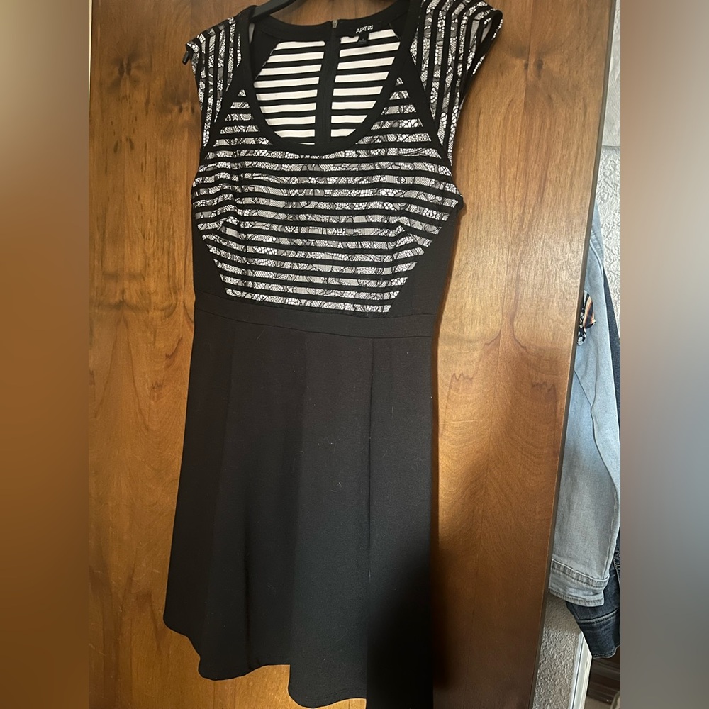 Apt 9 dress, short, black and white, cap sleeves